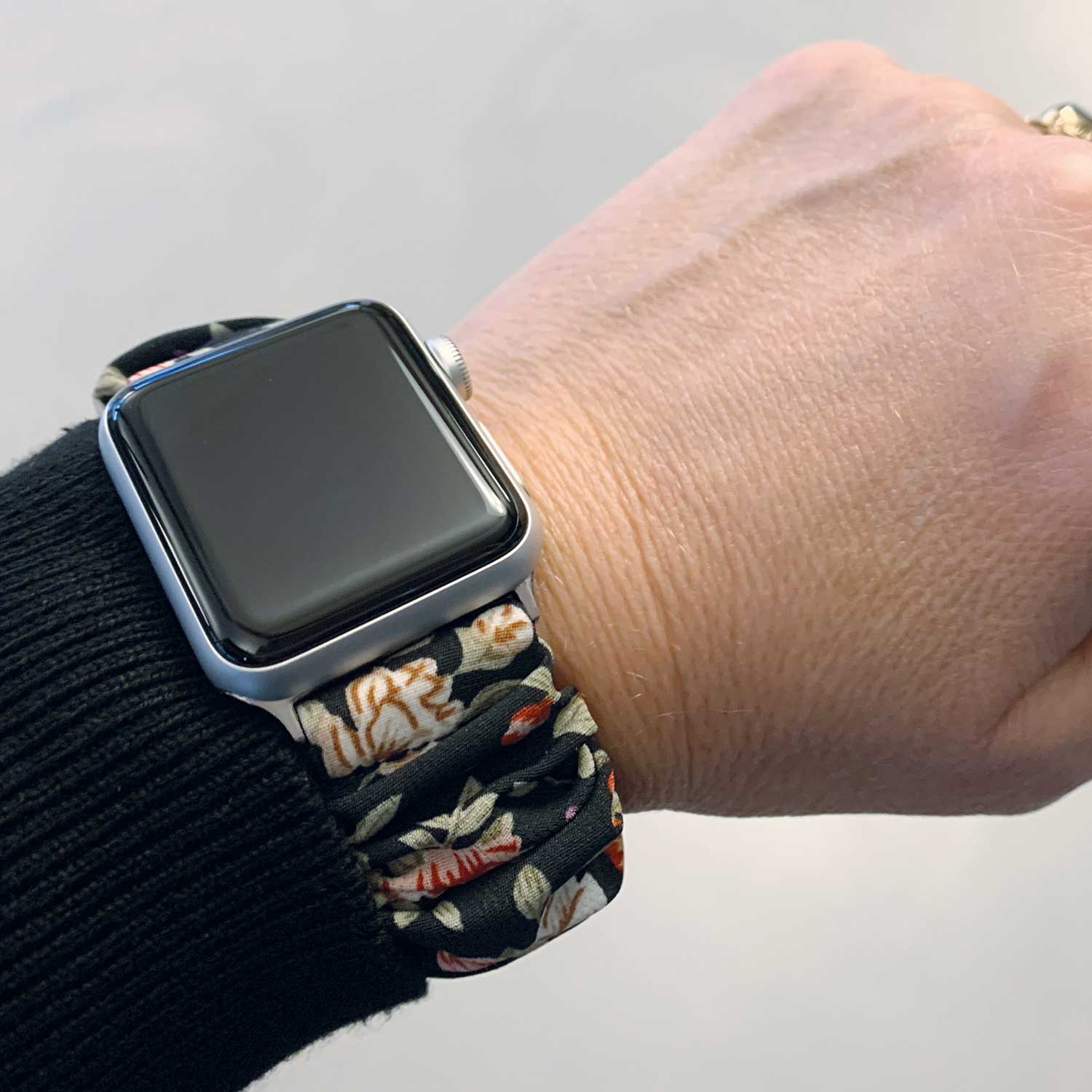 Apple Watch Nylon Scrunchie Armband - Blumen schwarz